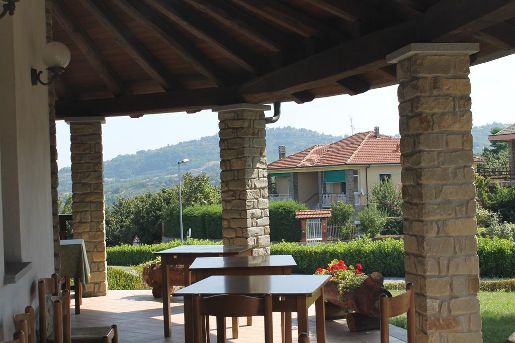 Villa Carla Castino Bagian luar foto