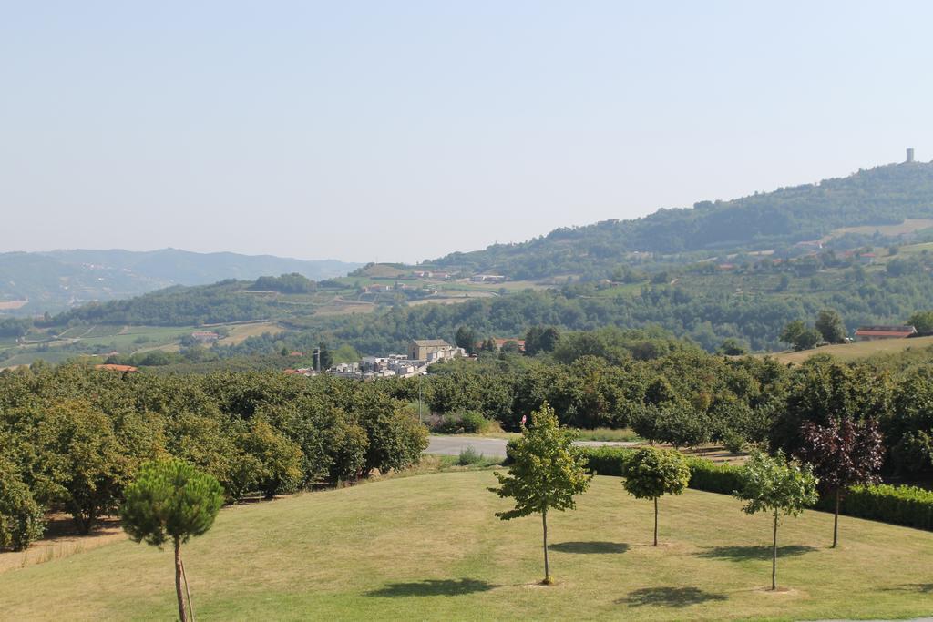 Villa Carla Castino Bagian luar foto