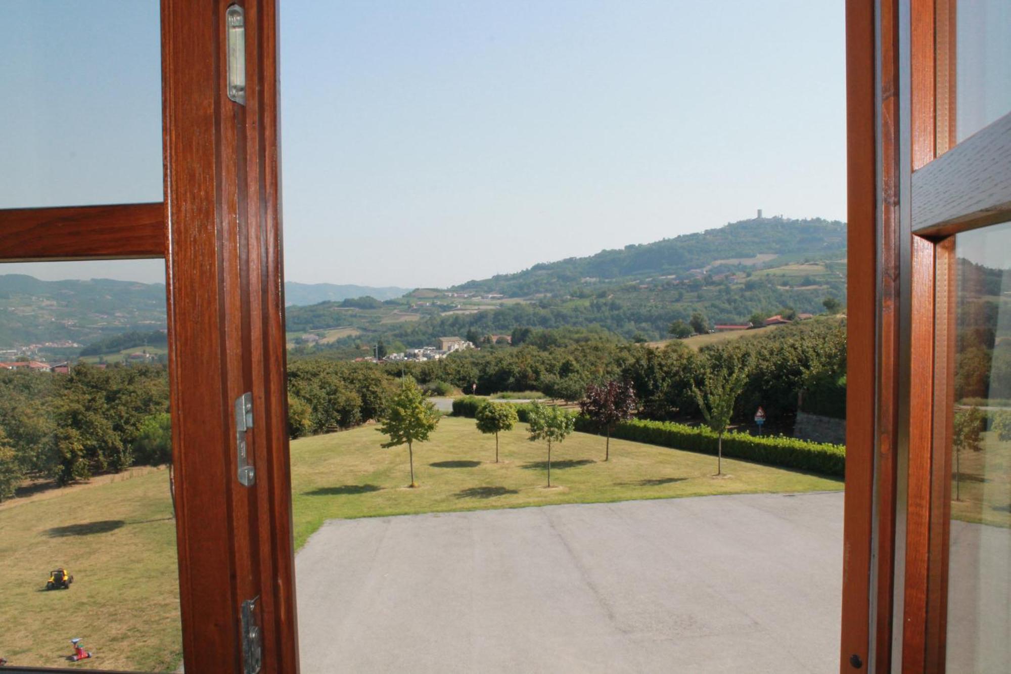 Villa Carla Castino Bagian luar foto